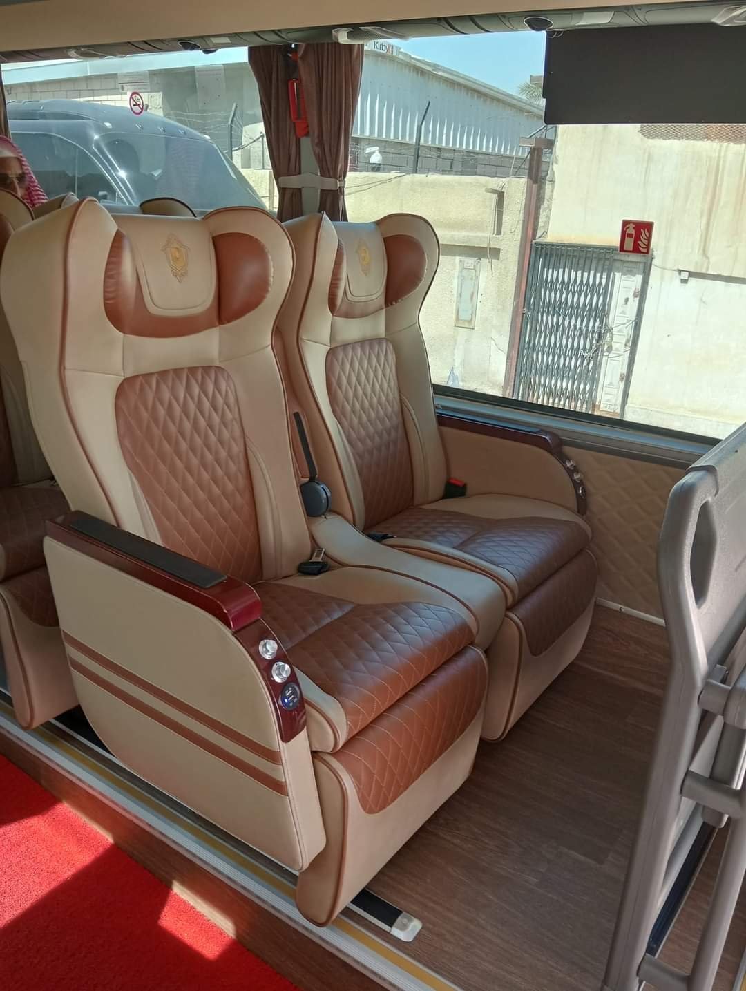 باص VIP الفاخر — صورة من الداخل والخارج