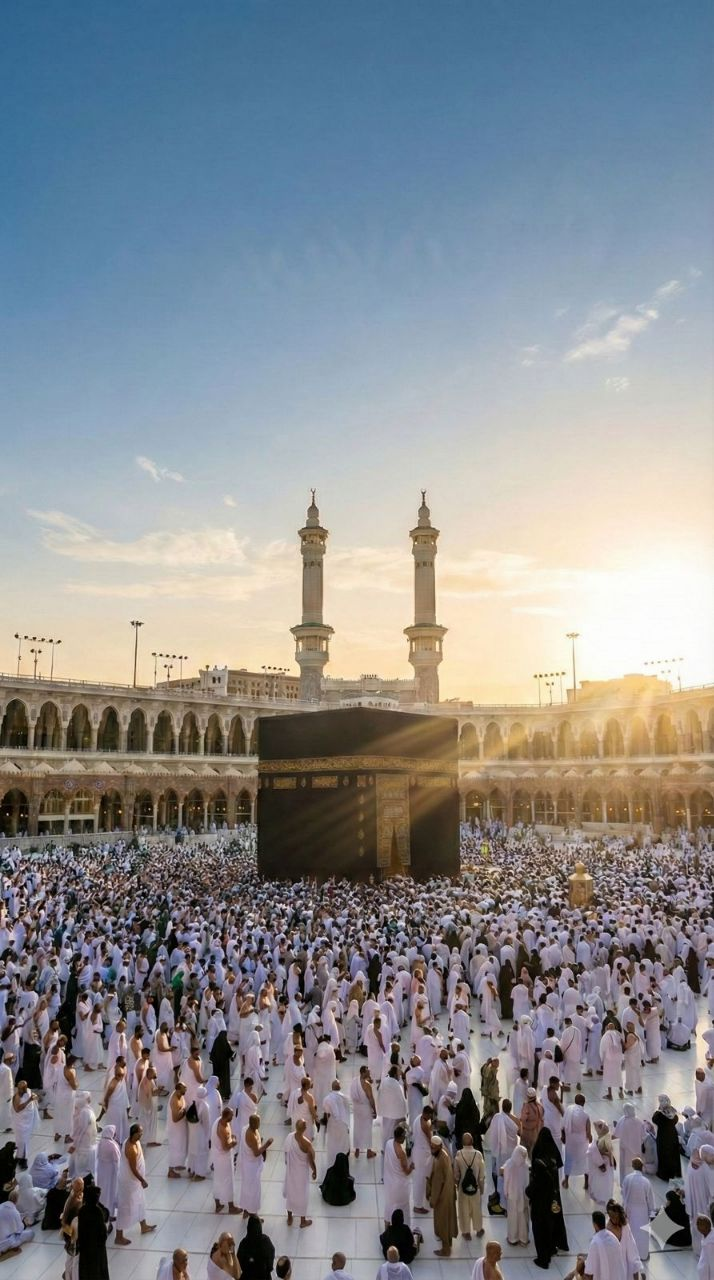 المعتمرون حول الكعبة المشرّفة في صحن المطاف